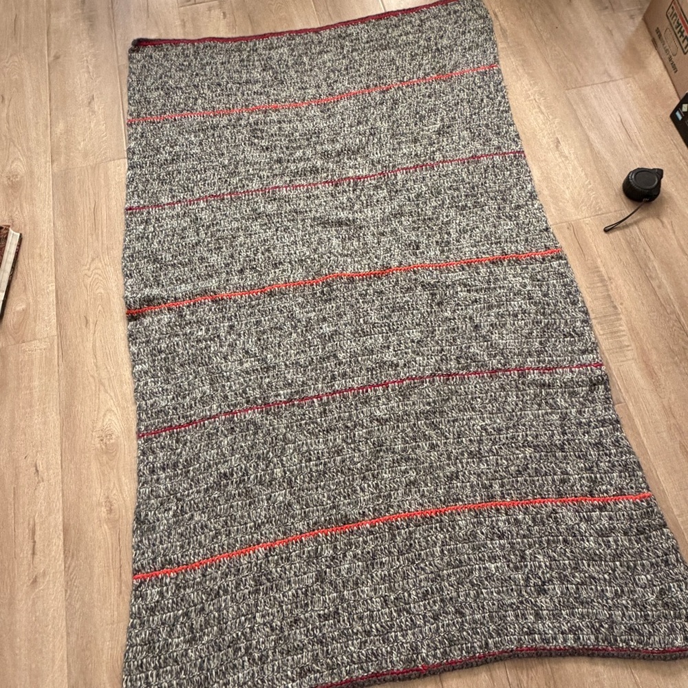 Crate & Barrel Wool & Cotton Blend Knit Beasley Throw Blanket 40” X 70” Gray Red